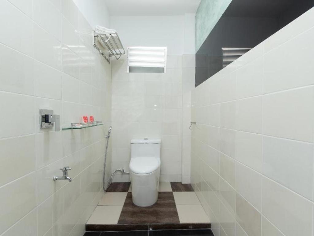 Oyo 44011 Weng Bee Guest House Кота Кинабалу Екстериор снимка